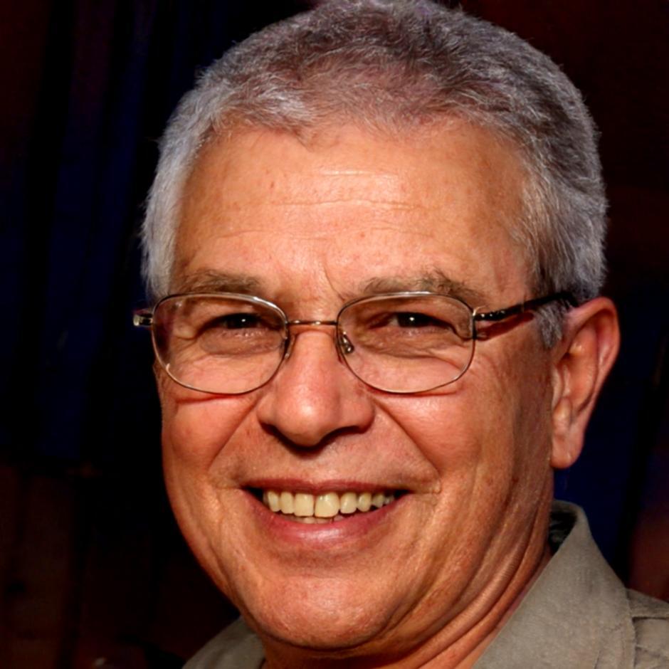 Finnian Oakley financial communication specialist